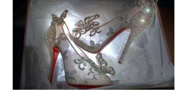 La Cenicienta moderna luce zapatos Louboutin