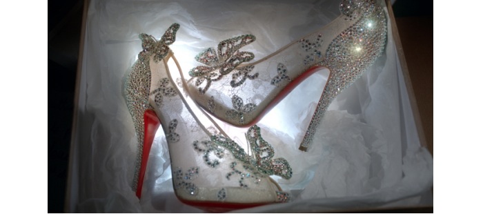 La Cenicienta moderna luce zapatos Louboutin