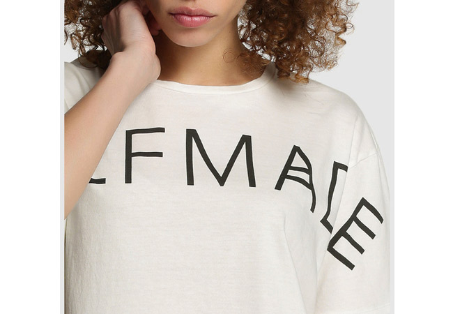 camisetas_con_mensaje-camisetas_con_texto-lee_mujer