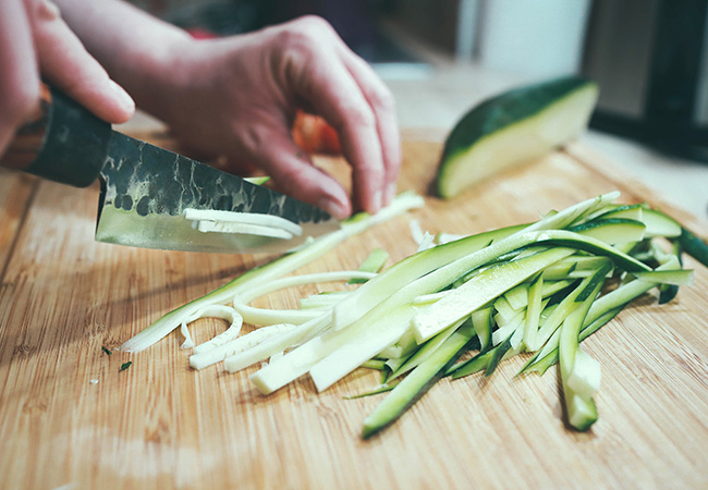 Receta wok de pollo y verduras en Primeriti. Cortar las verduras en tiras finas
