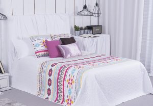 Decorar con estampados. Colcha y cojines estampados.
