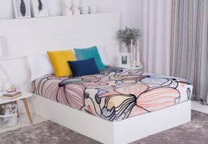 Decorar con estampados. Manta decorativa con cojines.