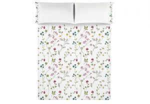 Funda nórdica de flores sobre fondo blanco