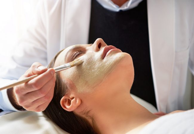 Por qué es necesario realizar una rutina de limpieza facial