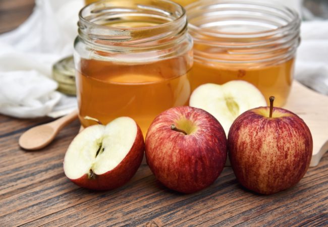 Vinagre de manzana para el pelo, ¿conoces sus usos y beneficios?