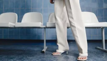 Cómo combinar un pantalón beige en verano: 5 ideas de looks fáciles y que funcionan