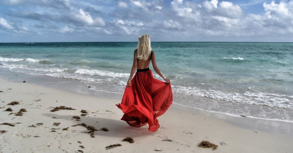 ¡Rojo coral! El color del verano para resaltar tu bronceado