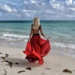 ¡Rojo coral! El color del verano para resaltar tu bronceado