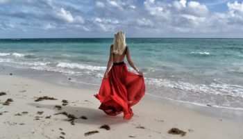 ¡Rojo coral! El color del verano para resaltar tu bronceado