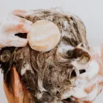 Cómo exfoliar el cuero cabelludo: trucos y consejos