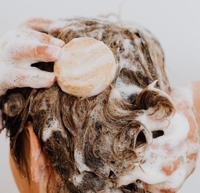 Cómo exfoliar el cuero cabelludo: trucos y consejos